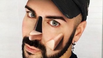 Luca menggunakan kepalanya sebagai tempat lukisnya. Foto: Instagram @lucaluceaetgallery_makeup