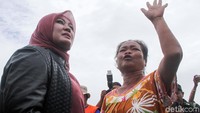 Wakil Ketua KPK Alexander Marwata mengatakan pihaknya akan mempelajari tiap informasi dari masyarakat soal kejanggalan harta pejabat. Alex mengaku akan menelusuri terlebih dahulu informasi tersebut. Alex menambahkan KPK tidak menutup kemungkinan melakukan klarifikasi kepada Irna Narulita. Ya nanti kita tanya (periksa), ujar Alex. Rifkianto Nugroho/Detikcom