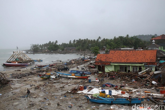 Kondisi pascatsunami Selat Sunda di Sumur, Pandeglang, Banten. Foto: Rifkianto Nugroho/detikinet Kondisi pascatsunami Selat Sunda di Sumur, Pandeglang, Banten. Foto: Rifkianto Nugroho/detikinet