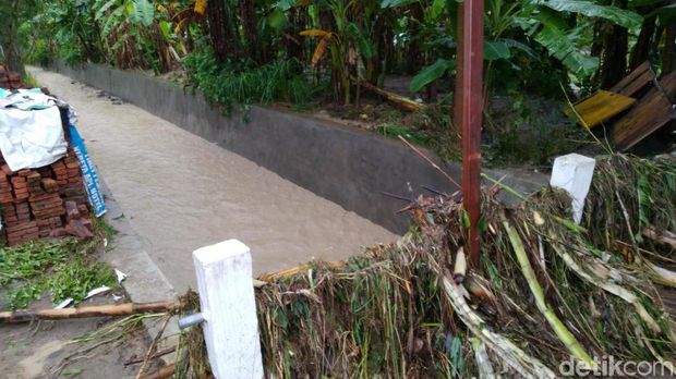 Banjir Lumpur Terjang Pemukiman di Semarang