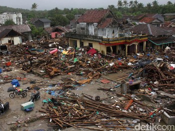 Saat Tsunami Lumat Keramaian Pasar Malam di Sumur