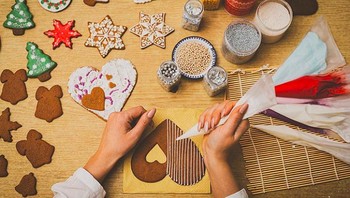 Latvia, Estonia dan Finlandia punya kue khas Natal bernama piparkūkas. Kue ini mengandung jahe, merica dan rempah lainnya yang menghangatkan. Foto: Instagram @raivisgertners via Bright Side