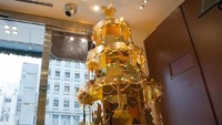 Pohon Natal Emas Ginza Tanaka Disney seharga US$ 4,2 juta atau Rp 60,9 miliar, terdiri dari emas 88 pound 24 karat. Istimewa/financesonline.com.