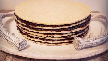 Di Islandia, mereka membuat pie yang disebut vínarterta atau disebut juga striped lady cake karena kuenya berlapis-lapis. Vínarterta disajikan dengan kopi dan punya banyak pilihan selai mulai dari kayu manis hingga vanilla.Foto:  Instagram @sprinkleconfections via Bright Side