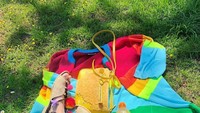 Bukan Diana kalau nggak tampil heboh. Ini momen ketika ia santai sambil menikmati sinar matahari. Sebotol minuman dingin siap melepas dahaga. Foto: instagram @dianarikasari