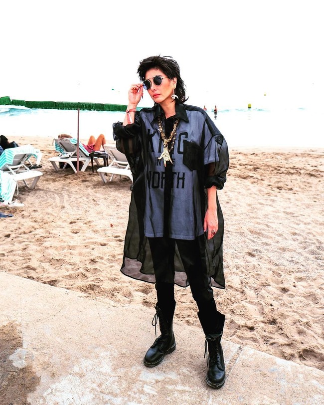 Wanita berusia 41 tahun ini dikenal sebagai aktris multi talenta. Josie telah membuat tujuh album dan lebih dari 30 film dimainkannya. Ia memiliki band dan juga dikenal sebagai trendsetter di Asia. Foto: Instagram @josie_ho_chiu