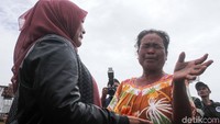 Seorang warga menangis saat menceritakan detik-detik terjadinya tsunami kepada Bupati Pandeglang Irna Narulita.
