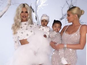 Natal, Putri Khloe Kardashian Pakai Turban Kristal Karya Desainer Indonesia
