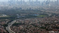 Jalan tol berliuk-liuk membelah Kota Jakarta.