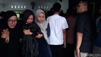 Sang istri, Dewi Sartika, tak henti-hentinya menangis kala melepas kepergian suaminya itu. 