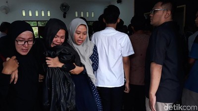 Tangis Istri Iringi Kepulangan Jenazah Andi Seventeen