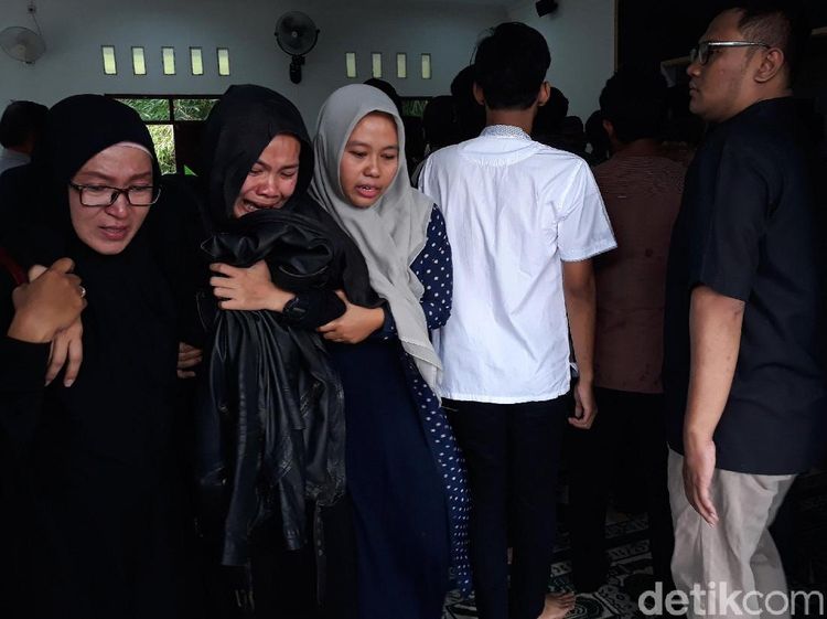 Tangis Istri Iringi Kepulangan Jenazah Andi Seventeen