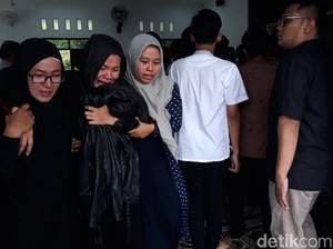 Istri di Pemakaman Andi Seventeen: Selamat Jalan Ya Yah...