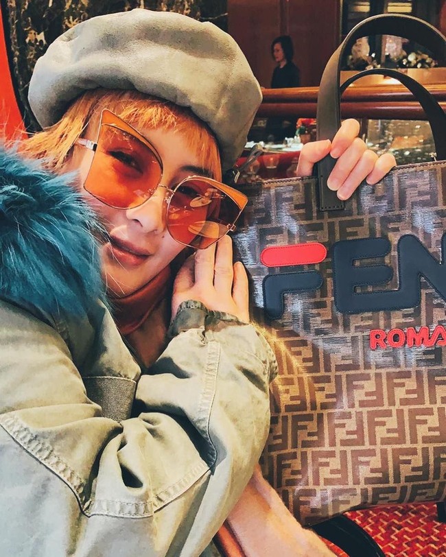 Ini Josie Ho, putri raja judi Makau Stanley Ho yang diperkirakan berharta $ 7 miliar atau setara dengan Rp 101 triliun. Josie kerap kali tampil mewah dengan gayanya yang unik dan nyentrik. Foto: Instagram @josie_ho_chiu