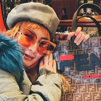 Ini Josie Ho, putri raja judi Makau Stanley Ho yang diperkirakan berharta $ 7 miliar atau setara dengan Rp 101 triliun. Josie kerap kali tampil mewah dengan gayanya yang unik dan nyentrik. Foto: Instagram @josie_ho_chiu