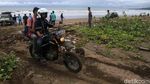 Begini Perjuangan Menuju Lokasi Tsunami Kecamatan Sumur