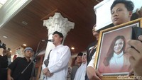 Ia pun mewujudkan hal itu di hari pemakaman Dylan saat tiba di rumah duka.