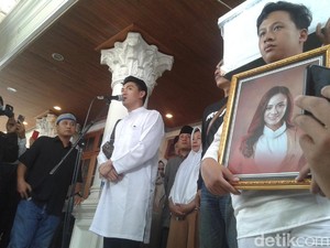 Pecah Tangis Keluarga Sambut Jenazah Dylan Sahara