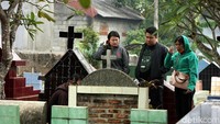 Berziarah ke makam keluarga menjadi momen yang tak dapat ditinggalkan saat merayakan Natal.