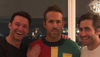 Ryan Reynolds tampak lucu saat berpose bersama Hugh Jackman dan Jake Gylenhaal saat merayakan Natal dan salah kostum. Dok. Instagram