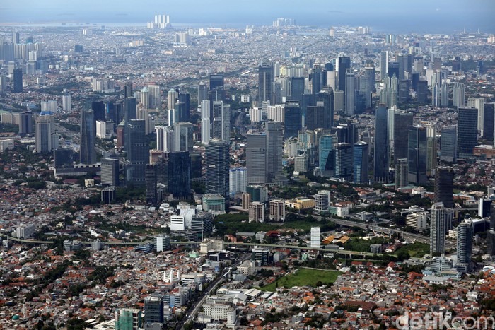 Menikmati Keindahan Kota Jakarta dari Udara