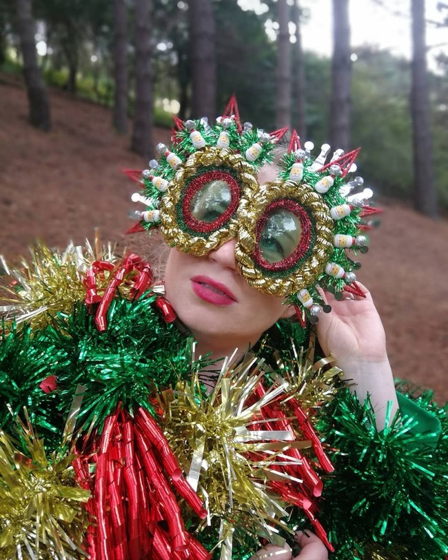 Mungkin aku dulu pohon Natal di kehidupan masa lalu, ujar Jenny, seperti dikutip dari Mirror. Foto: dok. Instagram (@jen_nollaig)