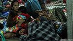 Kasihan! Hujan Deras Pengungsi Tsunami Tidak Bisa Tidur