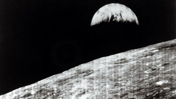 Sebuah foto NASA memperlihatkan foto bak earthrise yang diambil dari Lunar Orbiter 1, wahana antariksa tanpa awak pertama yang diluncurkan ke Bulan pada 10 Agustus 1966. (Foto: NASA / NASA / AFP)