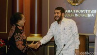 Kedatangan Menteri Yohana ke gedung MK untuk menemui Ketua MK Anwar Usman.