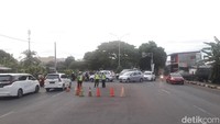 Lokasi kejadian, di putaran Jalan Ir H Juanda, Depok, Rabu (26/12) tampak banyaknya kendaraan yang hendak memutar balik. Ada 4 petugas kepolisian yang sedang mengatur lalu lintas.
