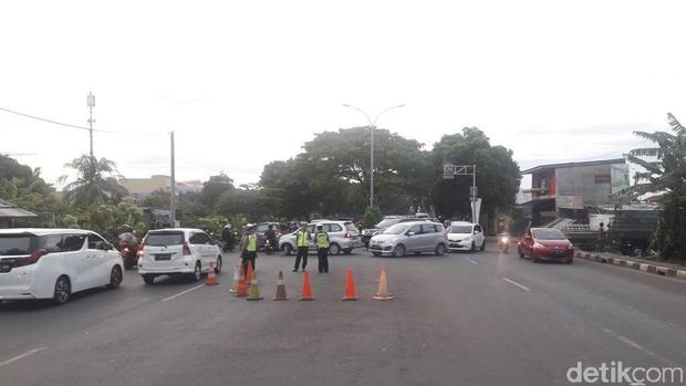 Pada jam-jam sibuk, jalan tersebut memang ramai kendaraan dari arah Jalan Margonda yang hendak memutar balik