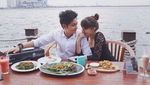 Makan Es Kelapa di Vietnam, Ini Momen Kulineran Cassandra Lee