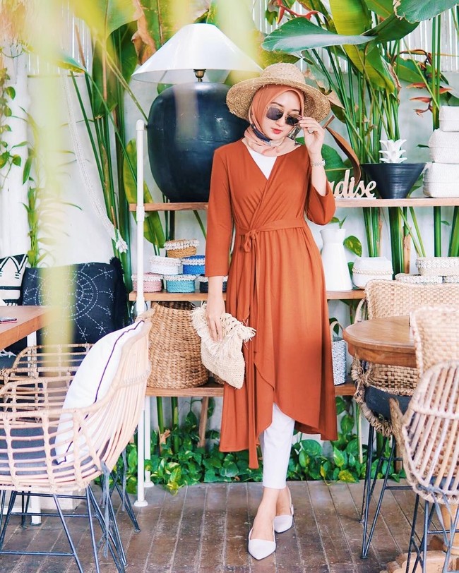 Ada banyak gaya busana muslim di Indonesia. Mulai dari tampilan bold, feminin, hingga hypebeast. Jika kamu berencana berhijab di tahun 2019, tentukan gaya hijab yang sesuai dengan kepribadianmu. Foto: Instagram/dianpelangi