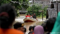 Para Tim SAR gabungan itu pun bahu-membahu menyelamatkan warga di Labuan, Banten.