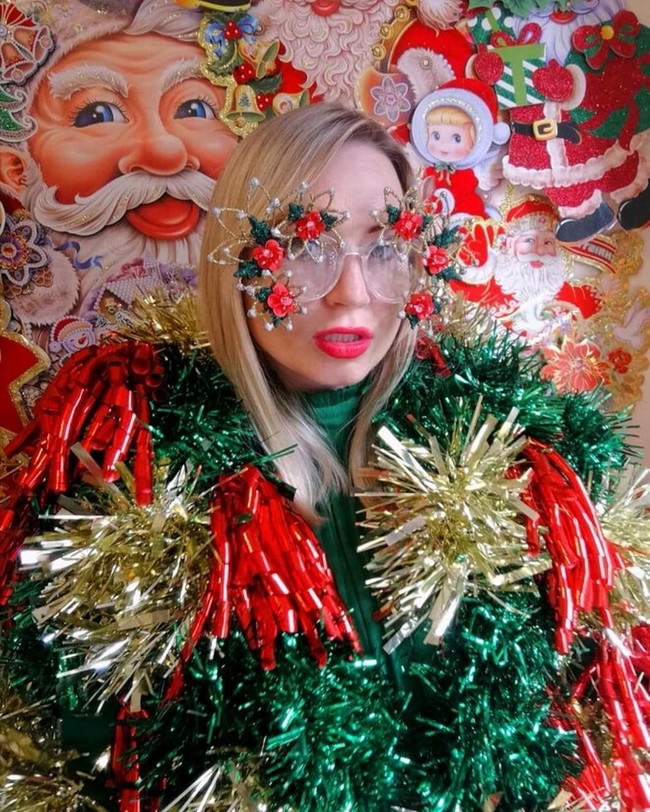 Jenny Wilson, wanita asal Irlandia yang terobsesi dengan pohon Natal. Ia tak ragu tampil seheboh mungkin dengan ornamen pohon Natal. Foto: dok. Instagram (@jen_nollaig)