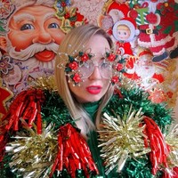 Jenny Wilson, wanita asal Irlandia yang terobsesi dengan pohon Natal. Ia tak ragu tampil seheboh mungkin dengan ornamen pohon Natal. Foto: dok. Instagram (@jen_nollaig)