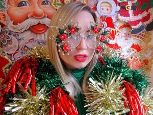 Wanita Ini Terobsesi Pohon Natal, Penampilannya Bikin Geleng-geleng Kepala