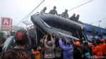 Aksi Heroik Tim SAR Gabungan Saat Evakuasi Warga Labuan Banten