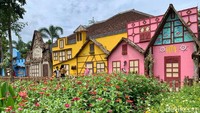 Di dalam Dira Park terdapat rumah pohon dan kebun bunga dengan latar belakang persis miniatur rumah-rumah di Negara Kincir Angin, Belanda (Yakub Mulyono/detikTravel)