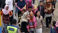 Warga korban tsunami dari Pulau Sebesi dan Sebuku Lampung Selatan tiba di Pelabuhan Bakauheni Lampung Selatan, Lampung untuk dievakuasi.