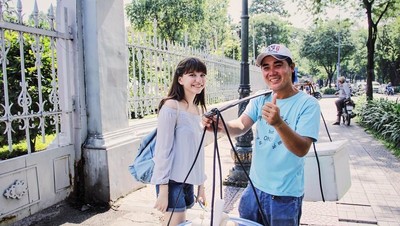 Makan Es Kelapa di Vietnam, Ini Momen Kulineran Cassandra Lee