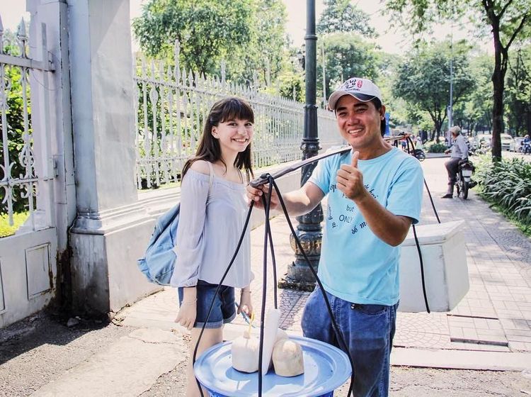 Makan Es Kelapa di Vietnam, Ini Momen Kulineran Cassandra Lee
