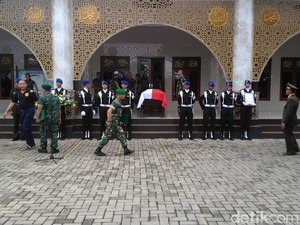 Usai Upacara Militer, Jenazah Letkol Dono Dibawa ke Pemakaman