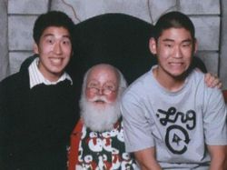 Potret Unik Dua Pria Bersama Sinterklas Selama 12 Tahun