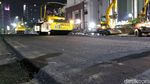 Pengaspalan Jalan Gubeng Dikebut Hingga Malam