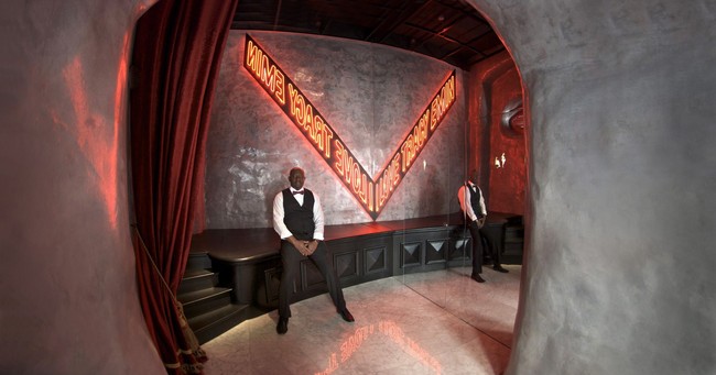 Petugas toilet pun jadi unsur menarik dari toilet terbaik di dunia ini. Mereka mengenakan pakaian rapi dengan dinner jacket dan dasi kupu-kupu. Foto: www.ChrisBriffa.com/Chris Briffa, Norbert Attard