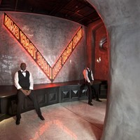 Petugas toilet pun jadi unsur menarik dari toilet terbaik di dunia ini. Mereka mengenakan pakaian rapi dengan dinner jacket dan dasi kupu-kupu. Foto: www.ChrisBriffa.com/Chris Briffa, Norbert Attard