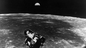 Modul antariksa dari Apollo 11 di orbit Bulan. Di kejauhan tampak Bumi yang bagaikan sedang terbit di cakrawala Bulan. (Foto: Keystone/Getty Images)