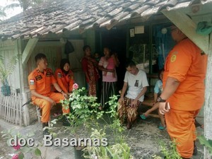 Basarnas Evakuasi WN Malaysia Korban Tsunami di Kalianda Lampung