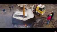 Diisi dengan sekitar 10 ton air dan siap dididihkan. Arang dan kayu bakar dalam jumlah besar dibutuhkan sebagai pemanas ‘sup mobil’ ini. Begitu api mulai menyala, mobil ini dicelupkan panci raksa berisi air yang sudah mendidih. Setelah enam jam mendidih, garam, merica, dan rempah-rempah lainnya ditambahkan ke sup dalam resep orang Rusia ini. Foto: Istimewa